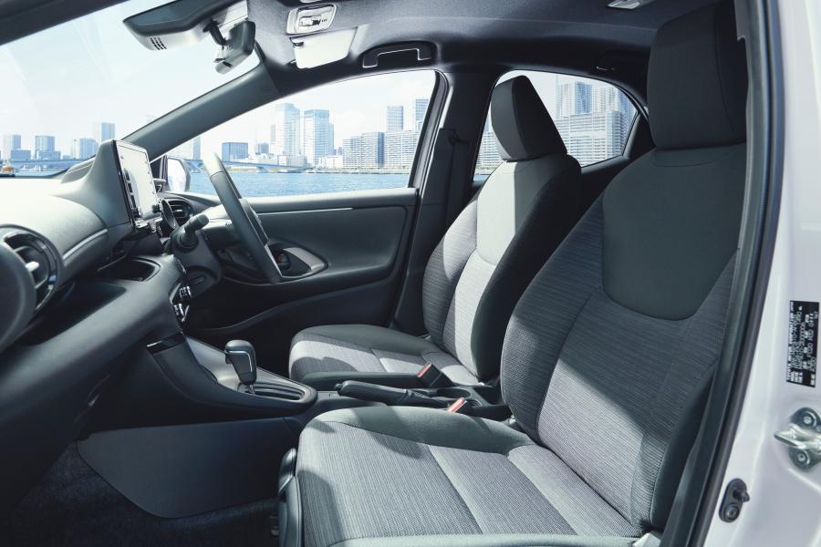 Интерьер Toyota Yaris Hybrid 2020 года  (JP) (фото 5 из 25)